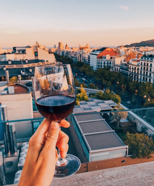 Copa de vino, fondo calle de Barcelona